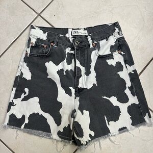 ZARA Black & White Cow Print Denim Shorts – Size 4 (EU 36 / MEX 26)